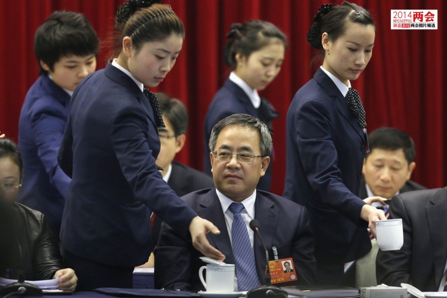 政協(xié)會(huì)議服務(wù)升級(jí) 主席臺(tái)增設(shè)男服務(wù)生倒水，體現(xiàn)會(huì)議細(xì)節(jié)優(yōu)化